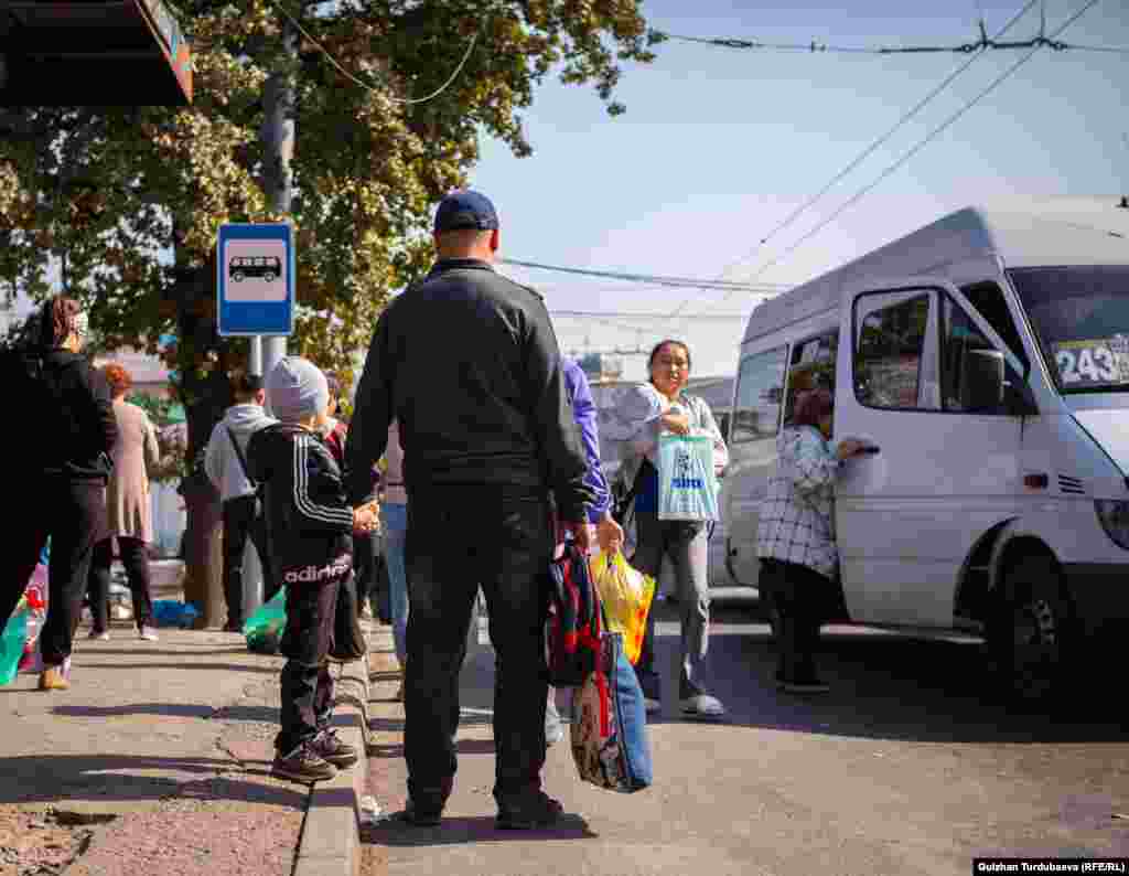 Коомдун бир катмары балдарын өз автоунаалары менен мектепке жеткирет.&nbsp;&nbsp; &nbsp;