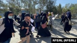 گزارش شده که راهپیمایی زنان در کابل توسط نیر.های طالبان با شلیک های هوایی مختل گردیده است