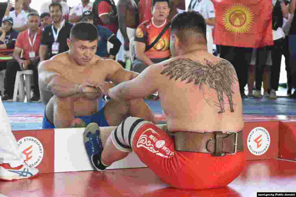 Көчмөндөр оюндарынын үч жолку чемпиону кыргызстандык балбан Келдибек Атайбеков (көк кийимчен) беттеш учурунда.