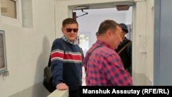 Активист Думан Мухаммедкарим (слева). Алматинская область, 2022 год