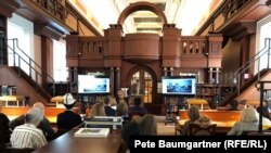 Автор Вашингтондогу Конгресстин китепканасында китеп тууралуу айтып берип жатат.