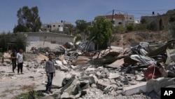 Палестиналыктар Израилдин армиясы түрттүргөн үйүнүн жанында. Иордан дарыясынын батыш жээги. 19-август, 2025-жыл.