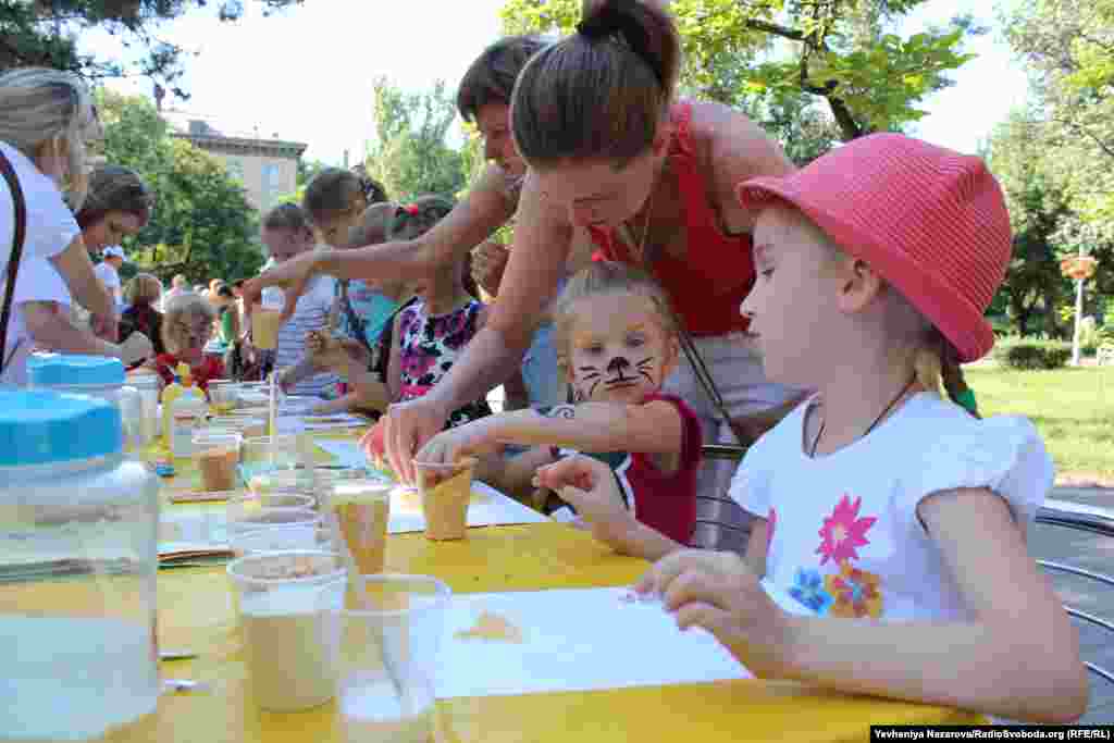 Всі охочі могли долучитись до виготовлення&nbsp;картин із зерна. На заздалегідь підготовлений трафарет наносять клей. Після цього поверхню &nbsp;паперу засипають зерном та крупами, створюючи малюнок&nbsp;