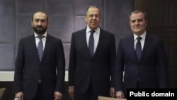 Sergey Lavrov mayın 19-da  Azərbaycan və Ermənistan xarici işlər nazirləri Ceyhun Bayramov və Ararat Mirzoyan arasında görüş keçirib (Arxiv fotosu)