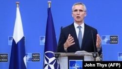 НАТОнун баш катчысы Йенс Столтенберг Швеция жана Финляндиянын тышкы иштер министрлери менен жолугушуудан кийин алар менен биргеликте өткөн маалымат жыйында.  Брюссел. Январь, 2022-жыл. 