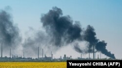 Дим після обстрілу заводу біля Лисичанська, 9 травня 2022 року 