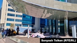 Нефтяники «КЕЗБИ» у здания компании «КазМунайГаз» в Нур-Султане. 13 мая 2022 года