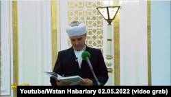 Туркменский проповедник читает книгу Гурбангулы Бердымухамедова в мечети. Ашхабад 2 мая 2022. Фото с телеканала Золотой век.