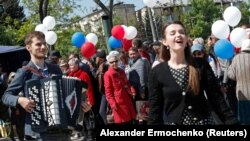 Mariupolda 9-njy maý, Ýeňiş gününi belleýän adamlar