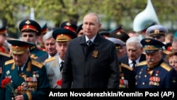 Орус президенти Владимир Путин согуштун ардагерлери менен. 9-май, 2022-жыл.