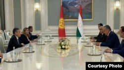 Кыргызстан жана Тажикстандын тышкы иштер министрлери Жээнбек Кулубаев менен Сирожиддин Мухриддин  жолунушуусу.  Дүйшөмбү, 14-май, 2022-жыл. 