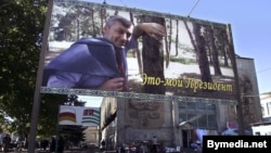 Многие эксперты предполагают, что Эдуард Кокойты сознательно идет на политическое обострение в республике с целью создать предмет для политического торга и вернуться в политику