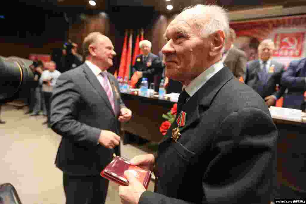 Нагороду для відсутнього на з&rsquo;їзді колишнього лідера литовських комуністів Міколаса Бурокявічуса отримав його колега Юозас Єрмалавічус 