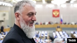 СБУ вказала на те, що Адам Делімханов «входить до найближчого оточення Кадирова» і прибув до окупованої частини Донецької області за його вказівкою