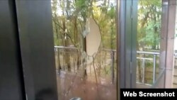 Elmedia редакциясы орналасқан бизнес-орталықтың кіреберіс есігінің әйнегі сынған. Редакция мұны ескерту деп бағалайды. Алматы, 14 қазан 2022 жыл.