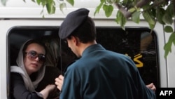 Адеп-ахлак полициясынын кызматкери.