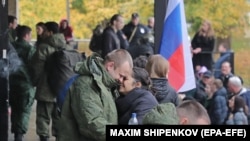 Орусияда мобилизация тартылгандарды жакындары согушка узатып жатышат.