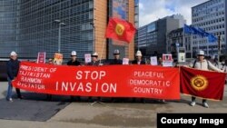 Брюсселдеги тынчтык акциясына чыккан кыргызстандыктар. 28-сентябрь, 2022-жыл.