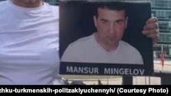 Нурджан Сузер, тетя политзаключенного Мансура Мингелова, устроила одиночный пикет перед штаб-квартирой ООН в Нью-Йорке в поддержку туркменских политзаключенных. сентябрь 2022 г.