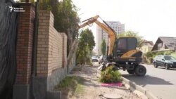 Депутаттын үйүнүн дубалы сүрдүрүлдү