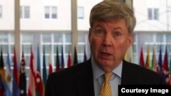 АҚШ-тың Қазақстандағы бірінші елшісі, АҚШ-тағы RAND Corporation зерттеу орталығының аға ғылыми қызметкері Уильям Кортни.