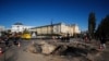 Воронка на месте попадания российской ракеты в Киеве (архивное фото)