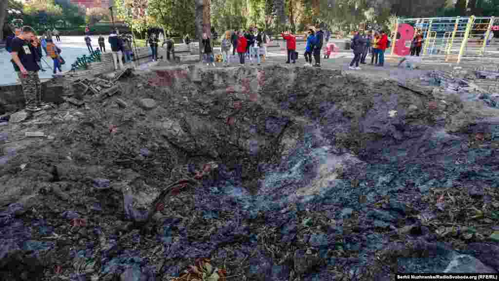 Вирва від ракетного удару на дитячому майданчику у парку імені Тараса Шевченка у центрі столиці України