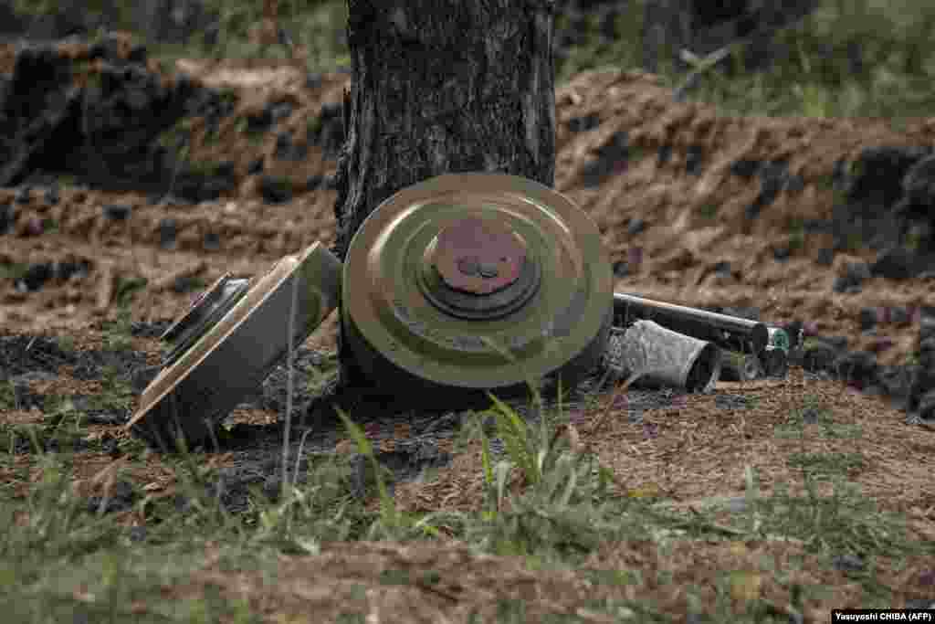 Зібрані протитанкові міни та вибухові речовини, які готують до знешкодження шляхом підриву