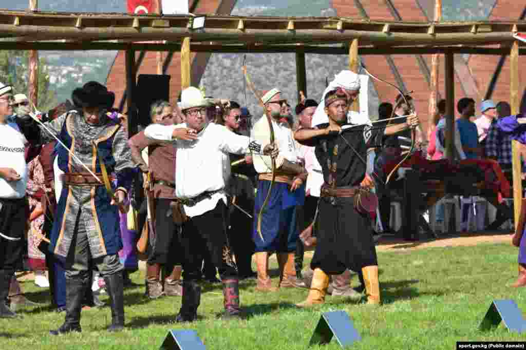 Салттуу жаа атуудан кыргызстандык спортчулар бир алтын, эки коло байгеге ээ болушту.