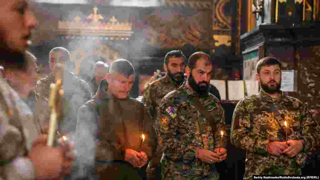 Священик читає заупокійну молитву під час служби у Володимирському &nbsp;кафедральному соборі&nbsp;