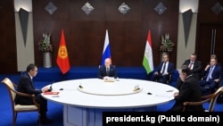 Астана шаарындагы үч тараптуу жолугушуу.  Садыр Жапаров, Владимир Путин жана Эмомали Рахмон. 13-октябрь, 2022-жыл.