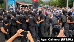 Спецназ полиции блокирует путь участникам протестной акции. Алматы, 6 июля 2021 года