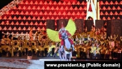 Көчмөндөр оюндары: Изникке жеткен кыргыз көөкөрү. (Башкы сүрөттү басып, фотобаян менен таанышыңыз).