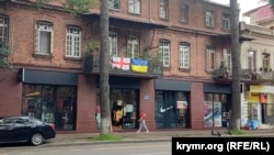 Грузинський та український прапори на балконі будинку в Батумі