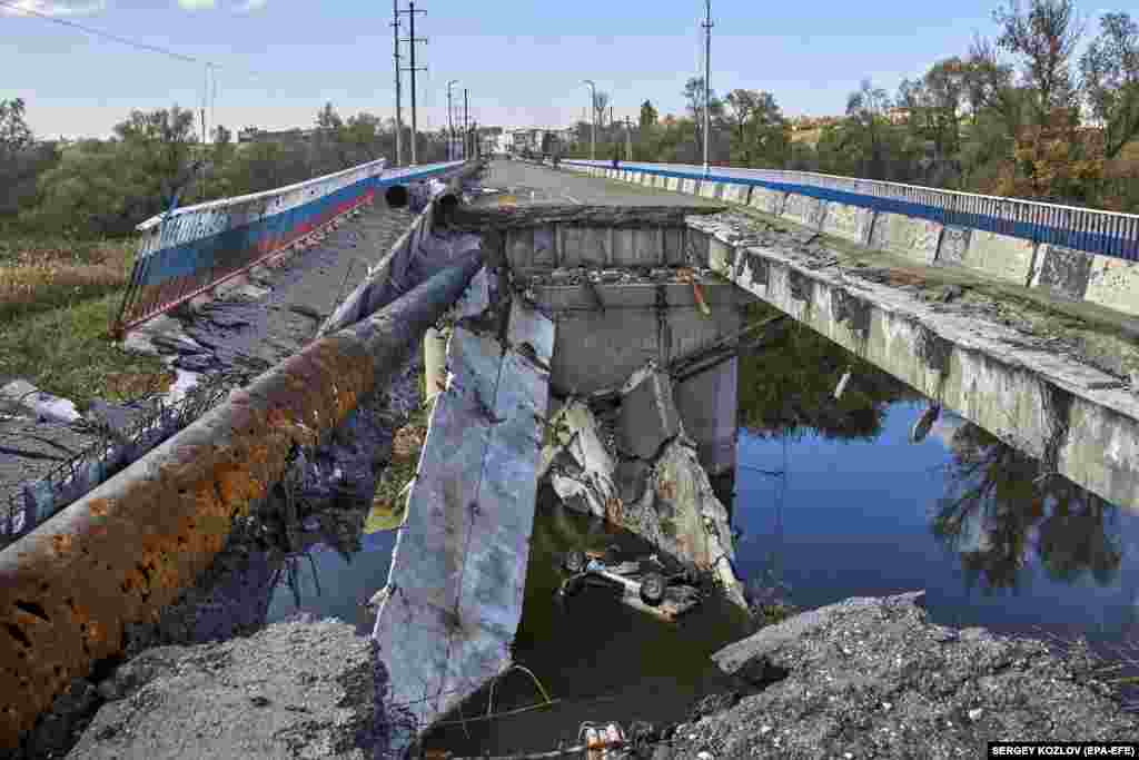 Під час окупації куп&#39;янський міст, адміністративні будівлі та вулиці розмалювали кольорами російського триколору. Над мерією вивісили плакати &laquo;Ми з Росією єдиний народ&raquo; і &laquo;Харківська область у складі Російської Федерації&raquo; &nbsp;