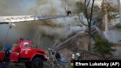  За попередньою інформацією, ще двоє людей залишаються під завалами