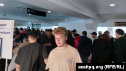 Россияне, спасающиеся от мобилизации в Центре обслуживания населения в Уральске