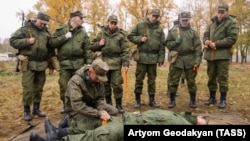 Аскерге чакырылган орусиялыктар даярдыктан өтүп жатышат. 