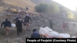 اجساد افراد وابسته به جبهه مقاومت ملی افغانستان که از سوی افراد طالبان در ولایت پنجشیر کشته شده اند.