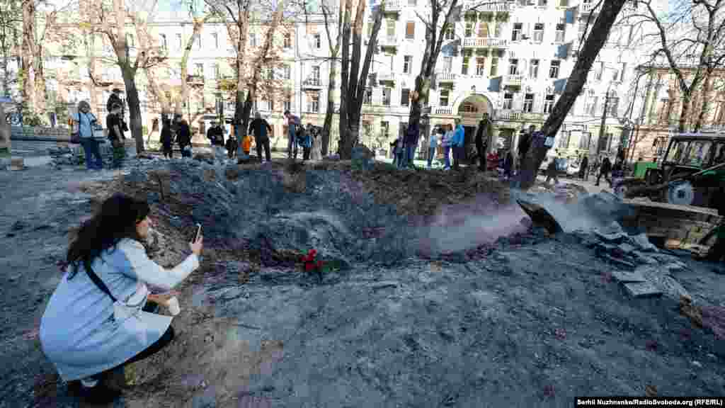 Квіти у місці влучення російської ракети і фотосвідчення для історії. Російська ракета прилетіла у парк Шевченка, одне із найулюбленіших місць відпочинку киян.&nbsp;