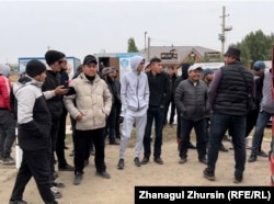 Қазақстанның Ресеймен шекарасындағы Жайсаң автоөткелі маңында тұрған такси жүргізушілері. Ақтөбе облысы. 28 қыркүйек 2022 жыл.