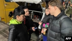 Җаекта (Уральски) ирекмәннәр Русиядән килүчеләргә кайнар аш тәкъдим итә