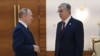 Президент России Владимир Путин (слева) и президент Казахстана Касым-Жомарт Токаев. По информации Wall Street Journal, Москва обращалась к Астане за помощью во время вооруженного мятежа ЧВК «Вагнер», Токаев ответил отказом. Акорда отвергает информацию об обращении Кремля.