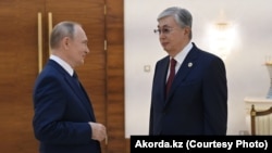 Президент России Владимир Путин (слева) и президент Казахстана Касым-Жомарт Токаев. По информации Wall Street Journal, Москва обращалась к Астане за помощью во время вооруженного мятежа ЧВК «Вагнер», Токаев ответил отказом. Акорда отвергает информацию об обращении Кремля.