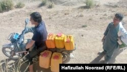 یکی از باشنده گان ولایت غور که هر روز فاصله چندین کیلومتر راه را به هدف تهیه آب آشامیدنی برای خانواده اش می پیماید