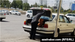 Правоохранительные органы грозят гражданам, купившим более трех буханок хлеба, 10 сутками тюрьмы. (Иллюстрационное фото)