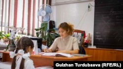 Кыргызстандагы мектептердин бири. Иллюстрациялык сүрөт.
