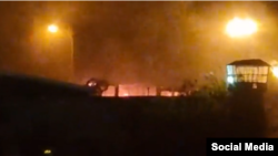 На відео та фотографіях у соціальних мережах видно, як над сумнозвісною в’язницею піднімається дим.