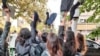 Eýranly student gyzlar Mahsa Amininiň ölümi bilen baglylykda häkimiýetlere protest bildirip, baş örtüklerini aýyrýarlar.
