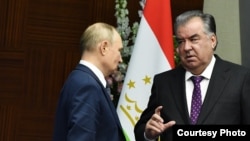 Орусиянын президенти Владимир Путин (солдо) жана Тажикстандын президенти Эмомали Рахмон. Астана. 